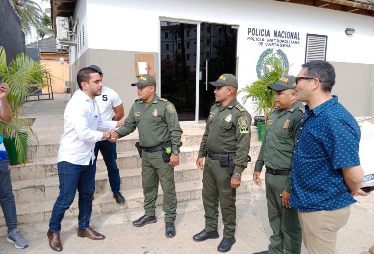 Senador Alex Flórez, pidiendo disculpas y estrechando la mano a uniformados de la Policía que insultó en Cartagena