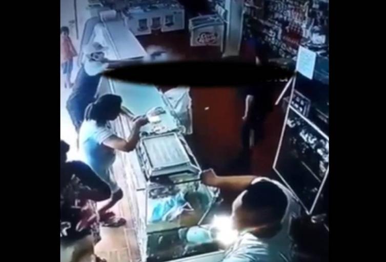 Momentos en que el sicario disparó conta la víctima