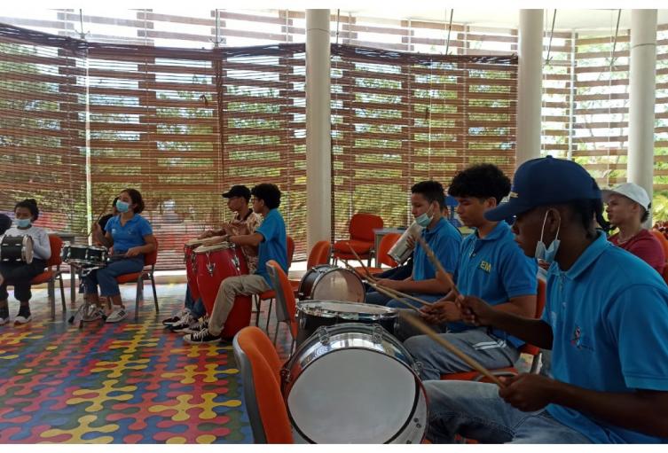Jóvenes del programa Escuela de Música Puerto Azul