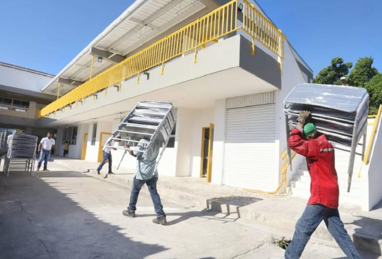 Sillas, tableros y pupitres llegaron al colegio.