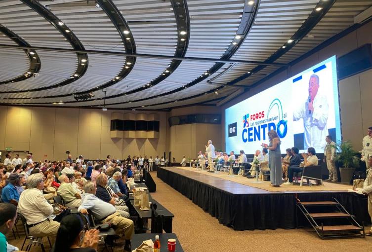 Foros Las Regiones Vuelven al Centro en la ciudad de Cartagena por parte del Centro Demócratico