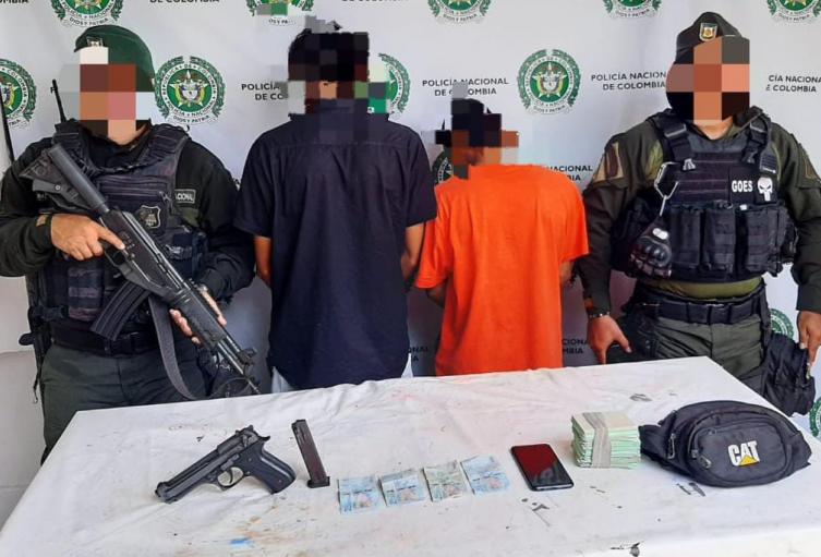 los menores tenían un arma de fuego tipo pistola con tres cartuchos y una motocicleta  color negro 