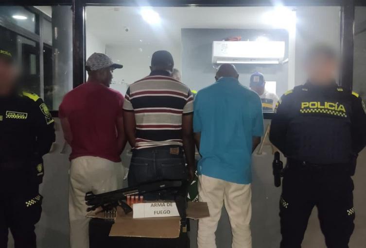 Capturados con un Escopeta y un Revólver , alias "El Kenedy" alias "El Jair" y alias "El Carlos"