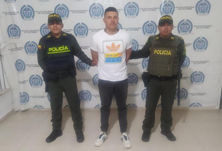 El hombre deberá responder por el delito de daño en bien ajeno. 