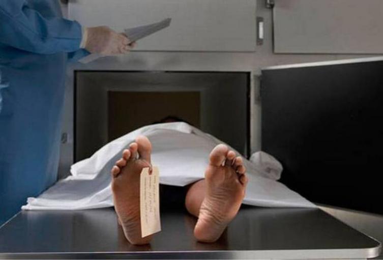 Cadáver en una morgue