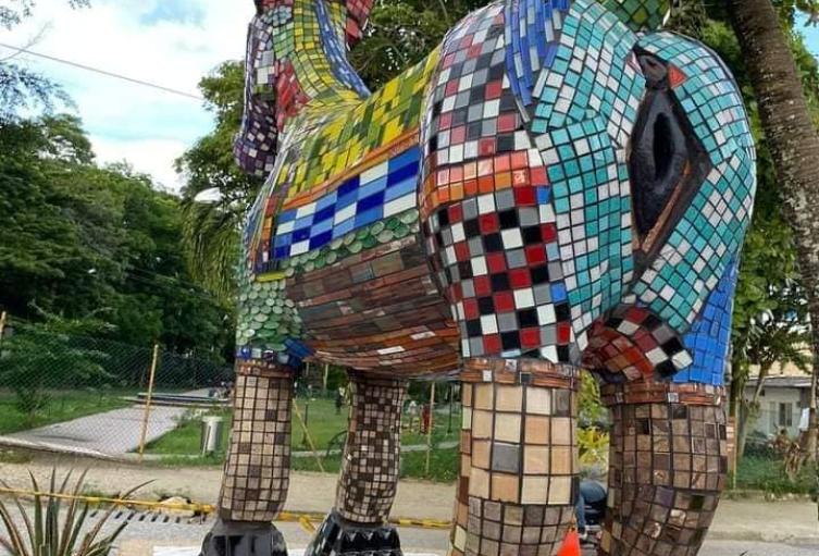 El monumento para muchos hace clara referencia a la zoofilia