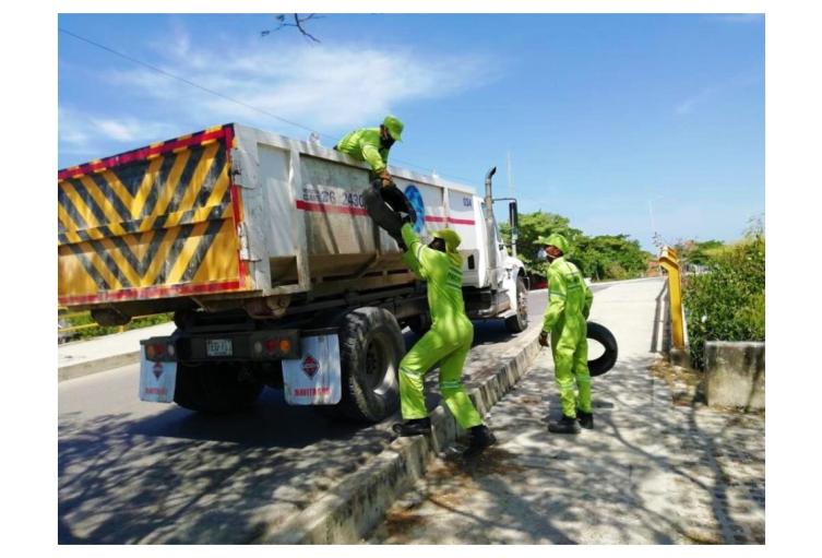 Empresa de aseo recoge basura en Cartagena