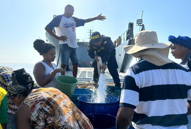 Armada de Colombia entrega agua potable en Bocachica