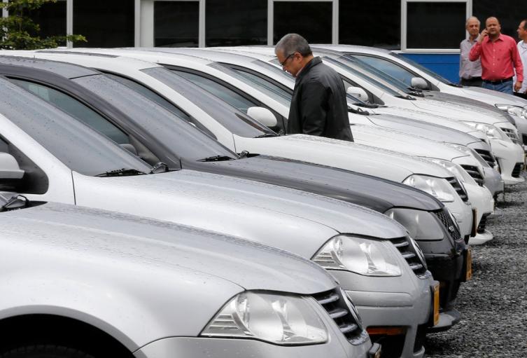 Ciudadanos pagan el impuesto vehicular