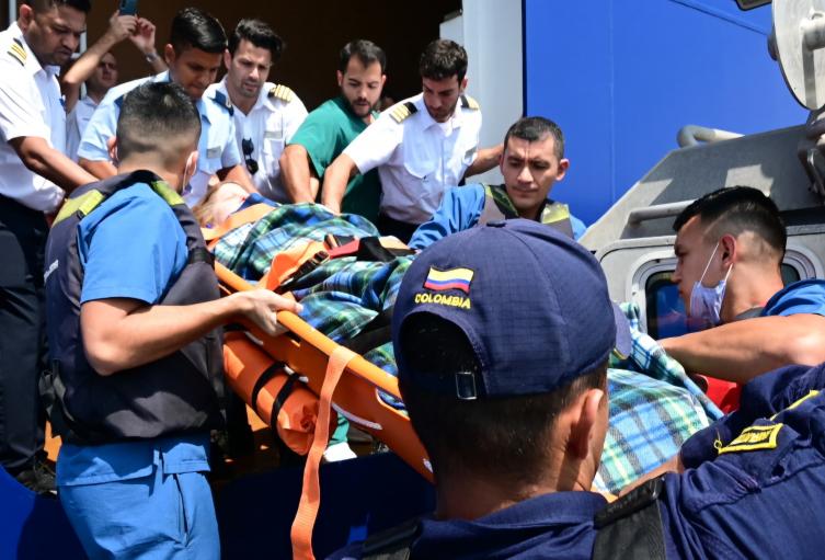 Armada nacional evaucando a uno de los pacientes.