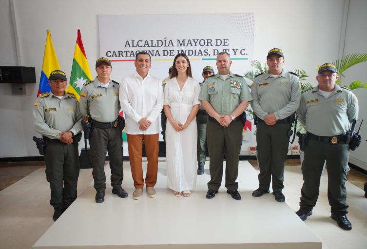 Alcalde de Cartagena, Dumek Turbay, junto a la nueva secretaria del Turismo, Teresa Londoño, y policías del Turismo