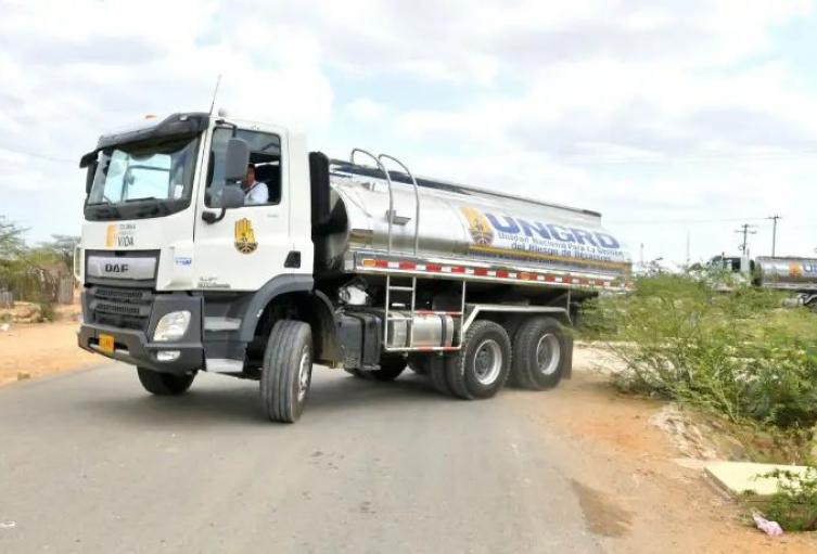 Carrotanques para llevar agua potable a las comunidades wayuu en La Guajira. 