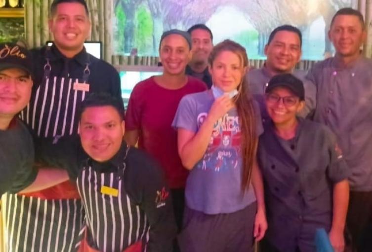 La artista estuvo en un salón privado del establecimiento