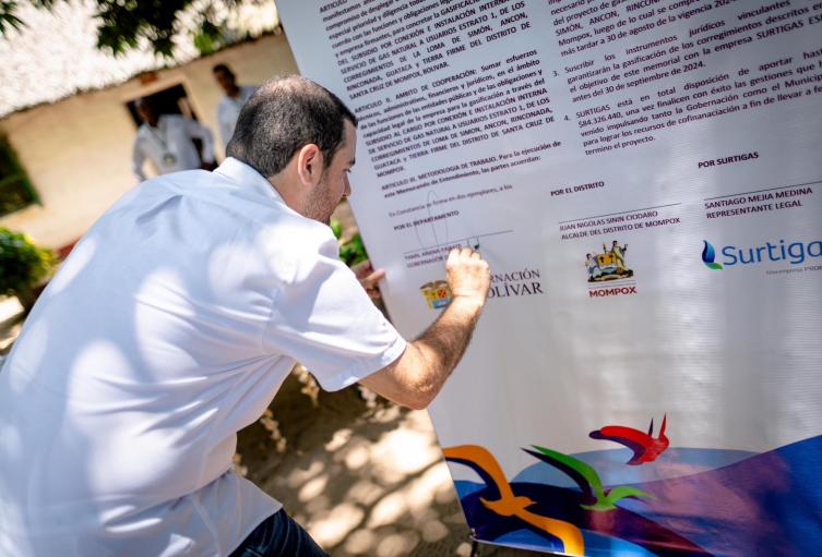 Gobernador de Bolívar firma convenio de gas en Mompox 