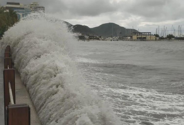 Alerta por 72 horas de olas y vientos fuertes