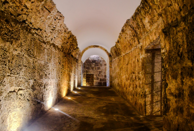 exposición "Mal Fario" en el baluarte de Santa Catalina