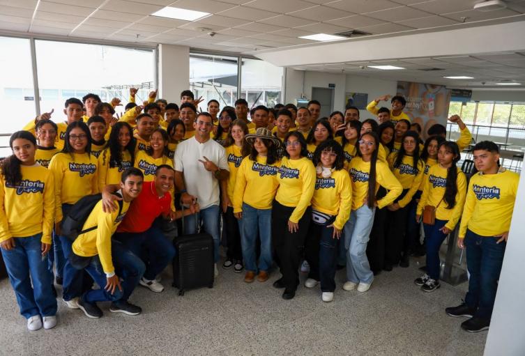  Los jóvenes viajaron en la mañana de ayer 
