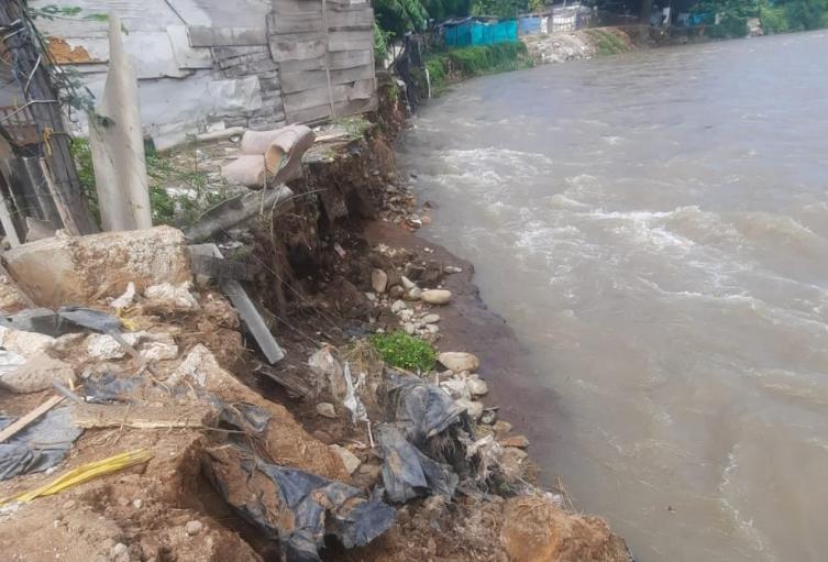 La zona es considerada de alto riesgo por la cercanía del río, en el lugar hay más de 60 viviendas afectadas. 