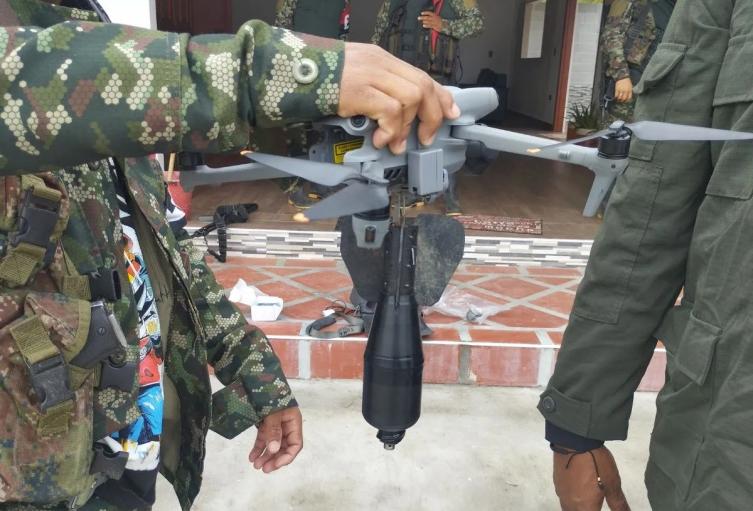 Las disidencias de las farc lanzaron cargas explosivas contra militares que realizan un puesto de control