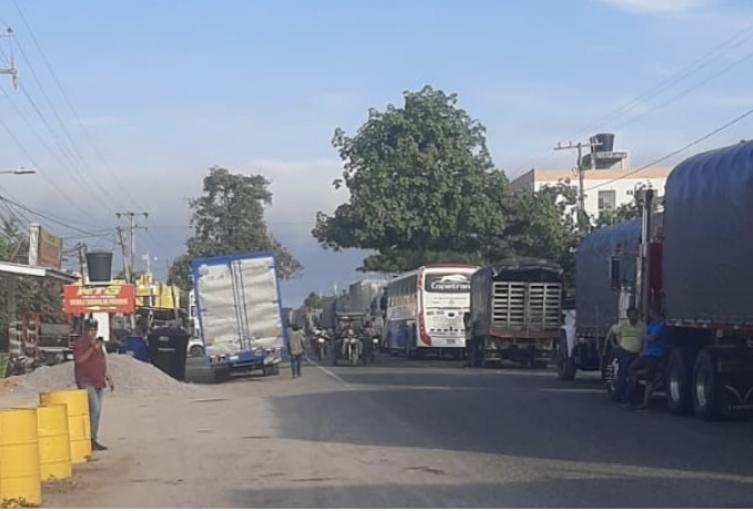 Campesinos e indígenas bloquean la vía Bosconia - El Copey 