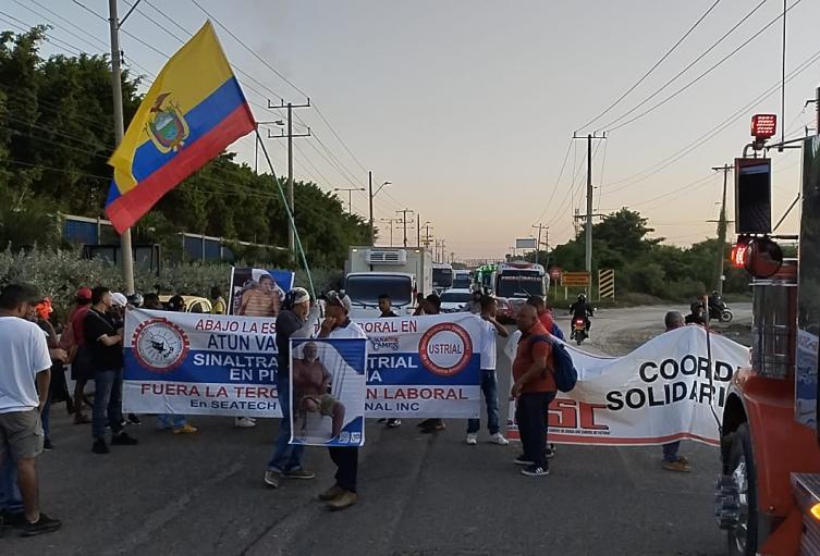 ¡Monumental trancón! Ex empleados de la empresa  SEATECH protestan en Mamonal a la altura de Atunes de Colombia