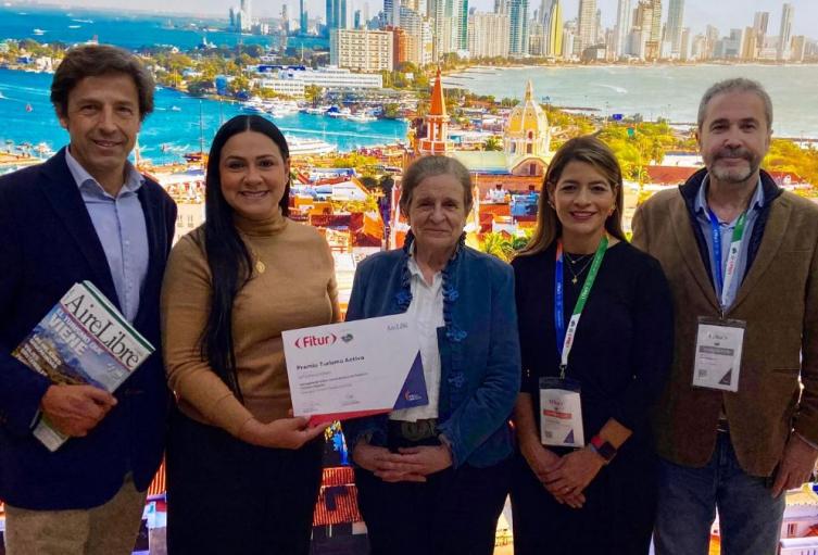 Directores de gremios de la ciudad recibiendo el premio 