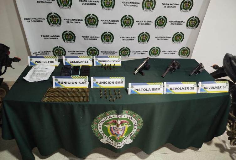 En el operativo se incautaron armas de fuego, municiones, motocicletas y celulares.