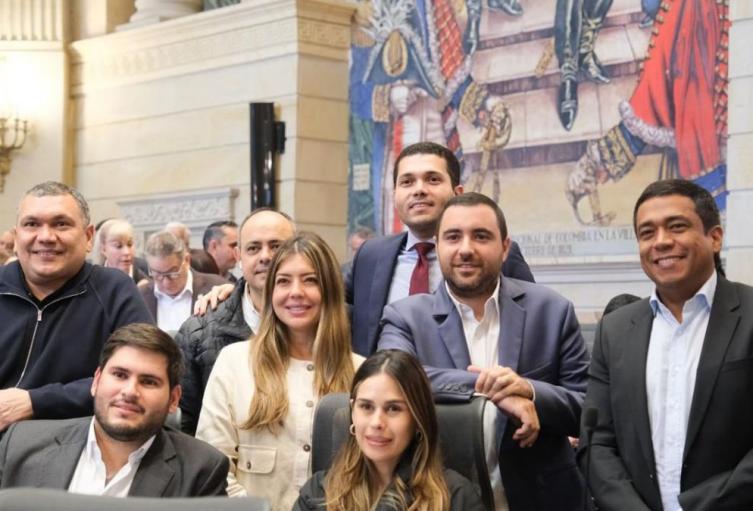 Gobernador junto a otros miembros representantes en el congreso