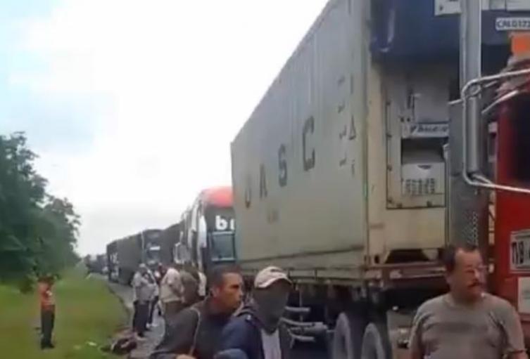 De acuerdo con las autoridades, al menos 18 kilómetros de vía se encuentran bloqueados en ambos sentidos.