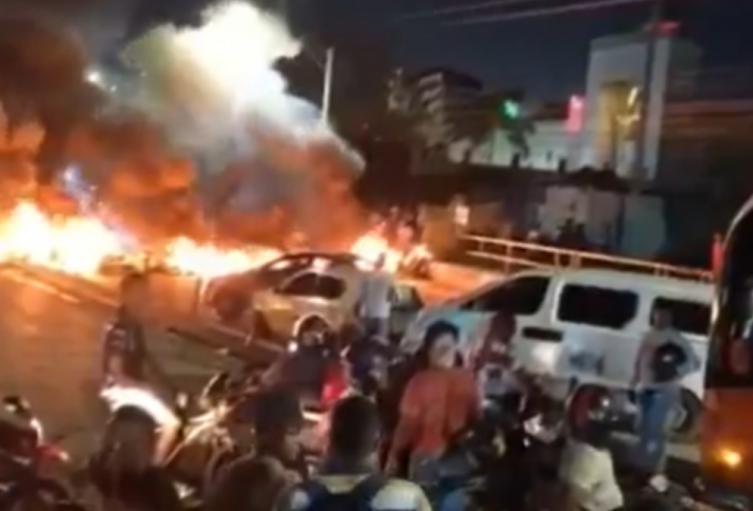 Continúan protestas en sectores de Cartagena por fallas de energía tras fuerte aguacero del martes