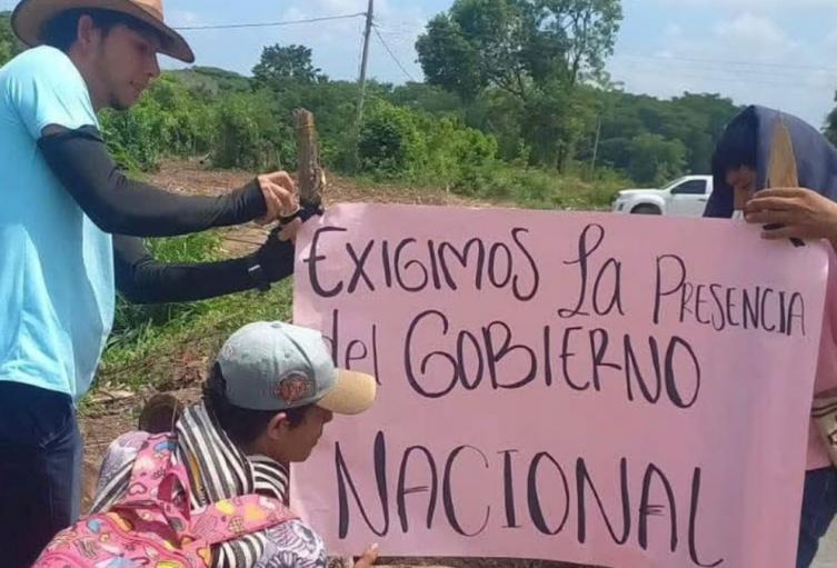 Bloqueo de campesinos de la Sierra llevan cuatro días