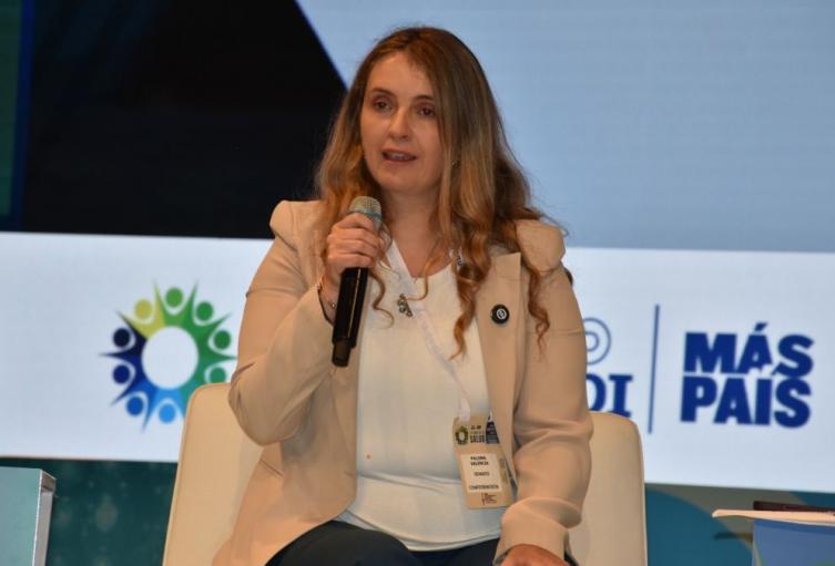 Senadora en medio de Foro de la Salud