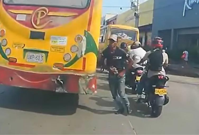 Video de motociclista registró robo en el mercado de Bazurto a plena luz del día