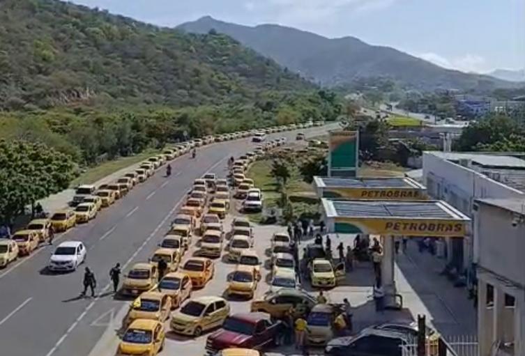 Taxistas protestan en Santa Marta contra la ilegalidad en el transporte y exigen cumplimiento de normas en el aeropuerto