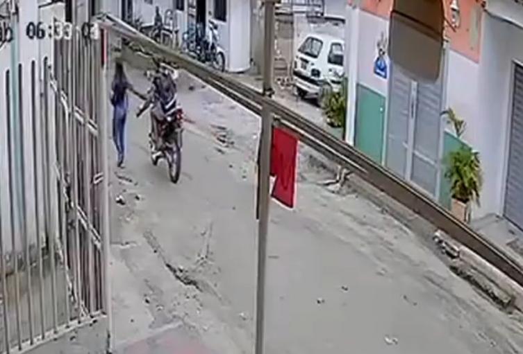 Alarma en Santa Marta por motociclista que agrede sexualmente a mujeres en plena vía pública