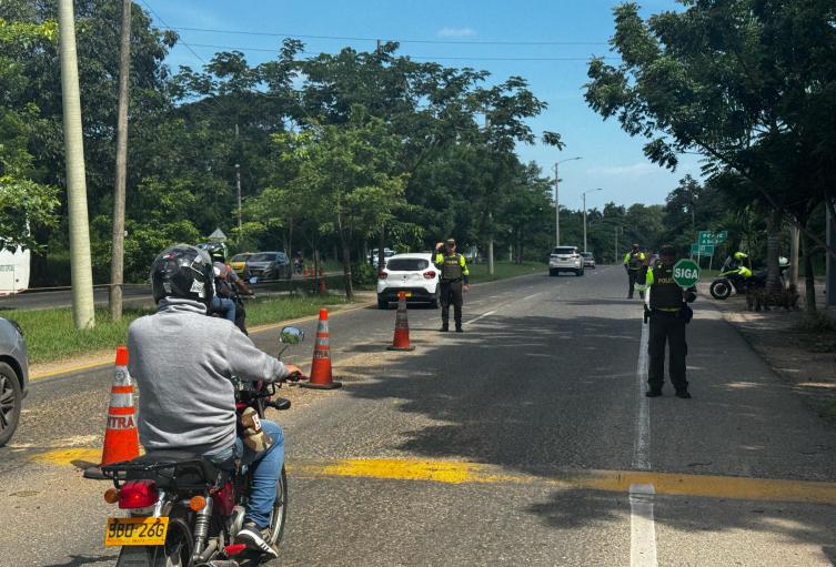 Policía Nacional acompaña el Plan Retorno en Bolívar con más de 100 uniformados desplegados en las vías