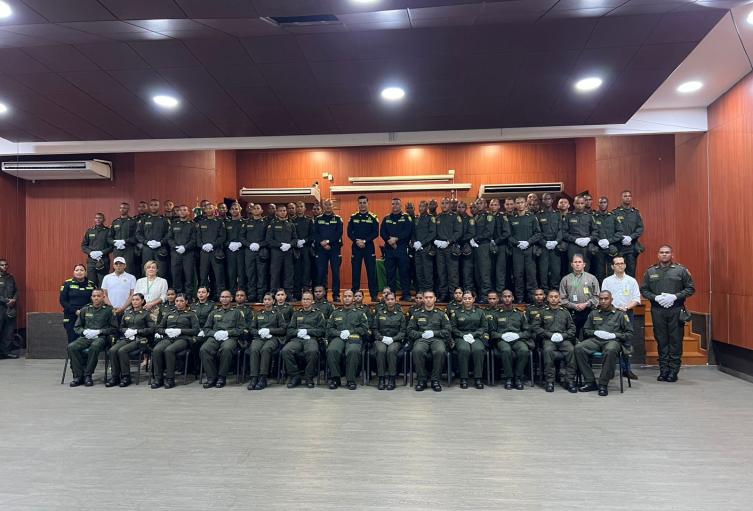 63 jóvenes juraron bandera como auxiliares de Policía