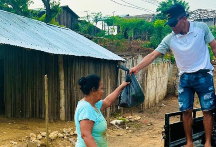 Militar entrega ayudas