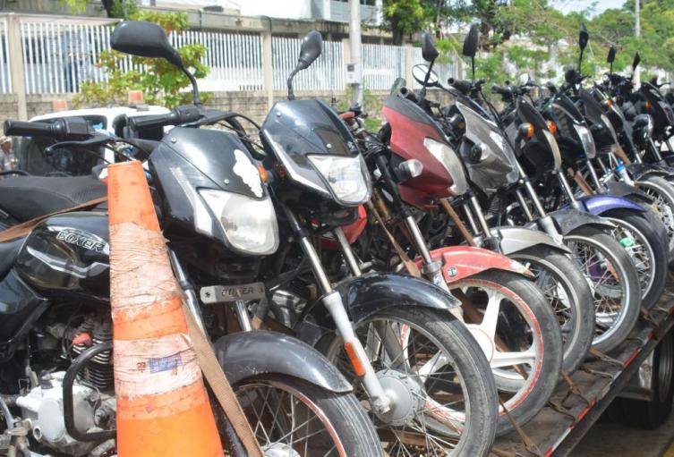 Motos inmovilizadas por invasión a carril exclusivo