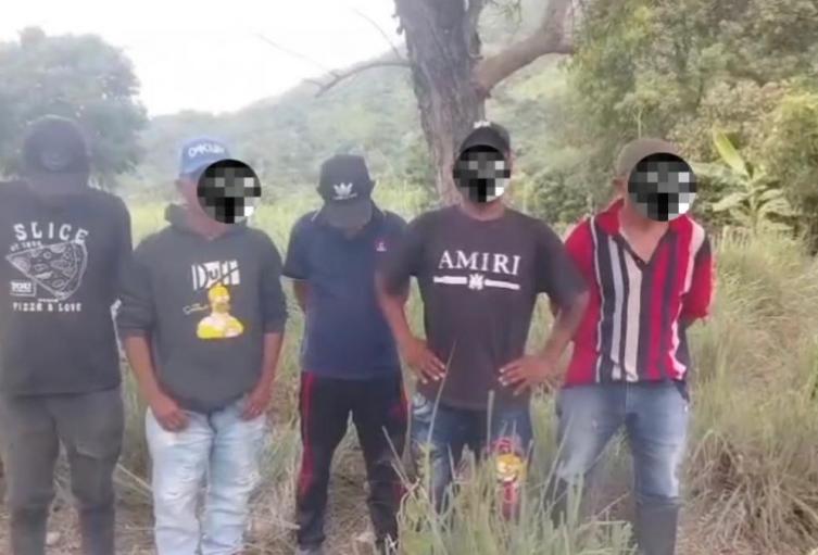 Luego circuló un video, en el que los cinco hombres que supuestamente habían sido asesinados aparecen con vida y afirman haber fingido su muerte para despistar a un grupo armado.