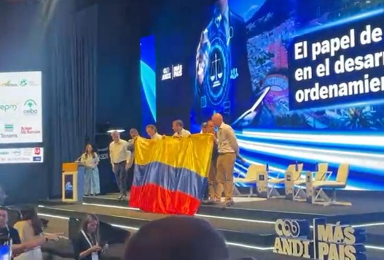 Alcaldes con bandera en ANDI