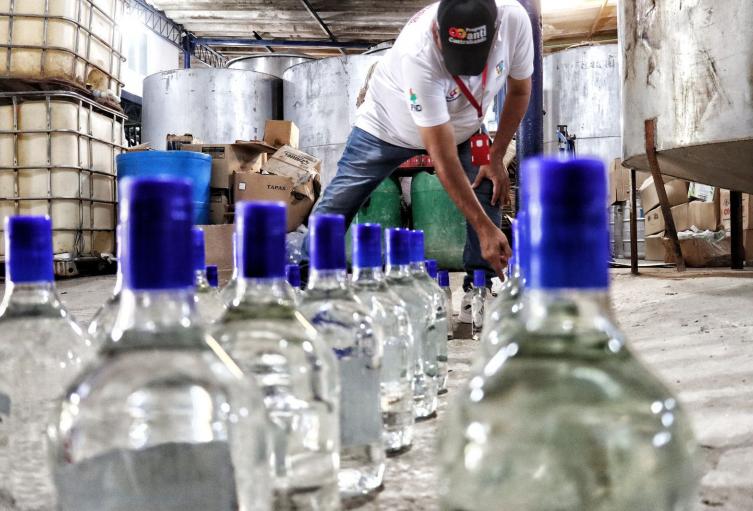 Decomisan licor 