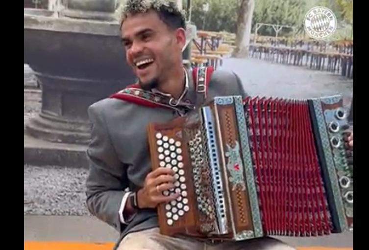 Luis Díaz tocando acordeón