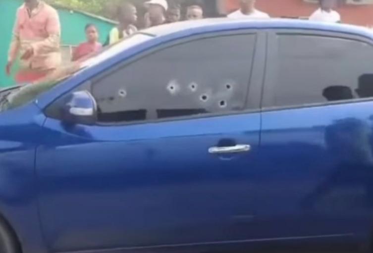 Uno de los asesinados fue lesionado en su vehículo