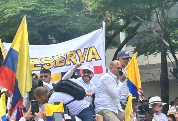 Acompañamiento de Abelardo de la Espriella en Medellín tras marcha en favor de Uribe