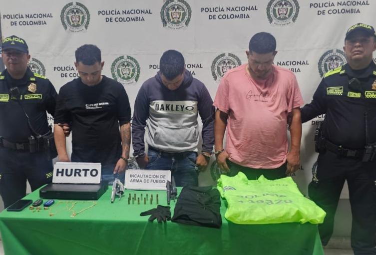 Los presuntos ladrones amordazaron e intimidaron a las víctimas con armas de fuego, exigiendo objetos de valor