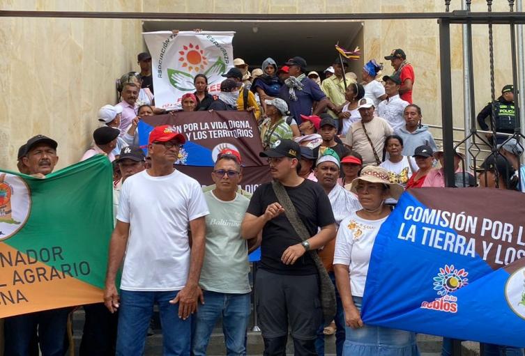 Más de 100 campesinos de Chimichagua, Pailitas y Pelaya reclaman entrega de predios y mejoras viales pactadas en abril con el Gobierno Nacional y la Gobernación del Cesar.