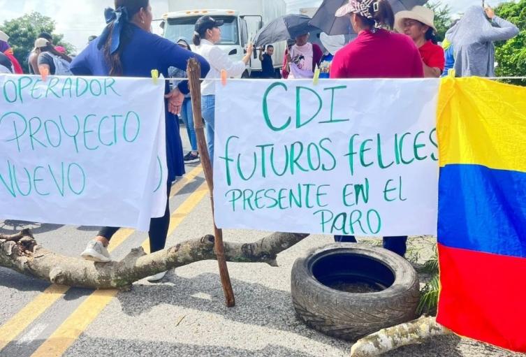 Bloqueo de vías de madres comunitarias en Ponedera, Atlántico