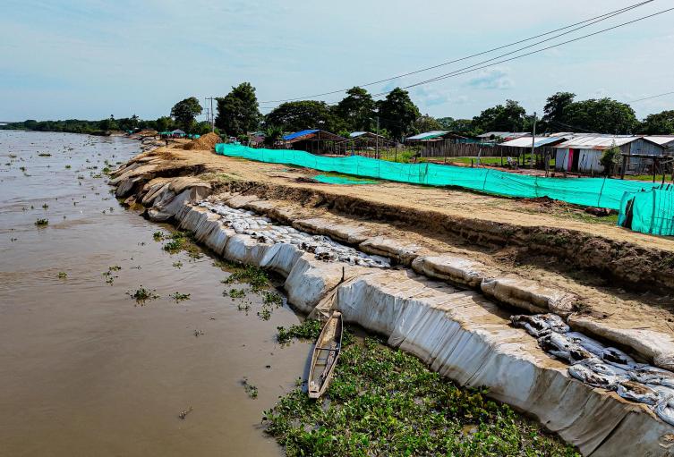 Obras para reducir riesgos por erosión del río Magdalena 