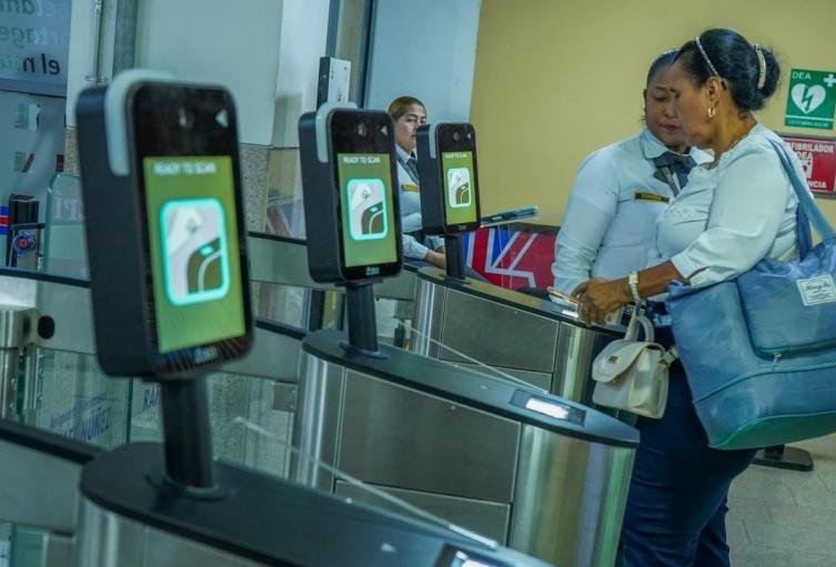 Aeropuerto de Cartagena inaugura tecnología que reduce el 40% del tiempo de ingreso de pasajeros
